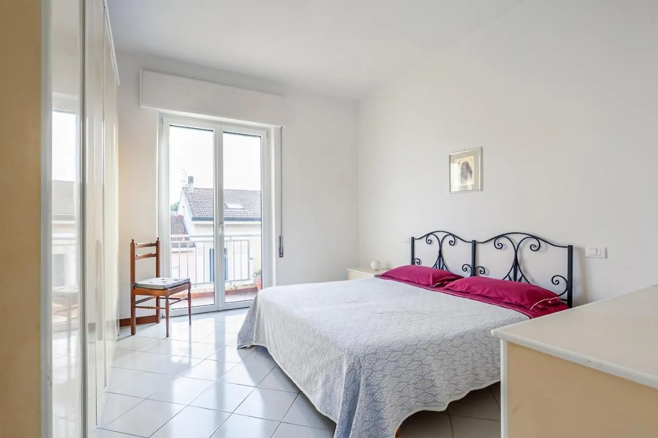 Viareggio Roomy Apartment With Balconies