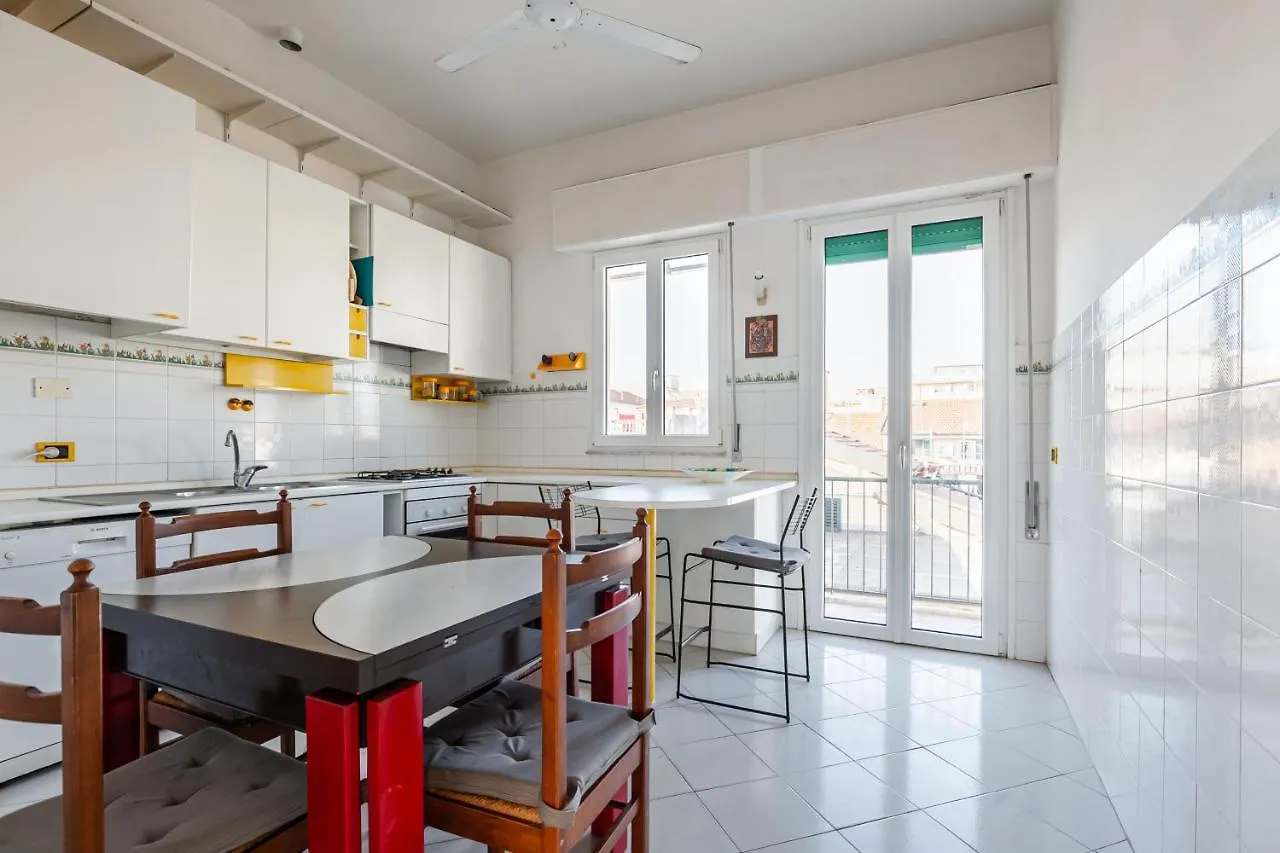 Viareggio Roomy Apartment With Balconies