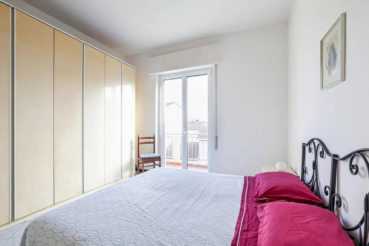 Viareggio Roomy Apartment With Balconies