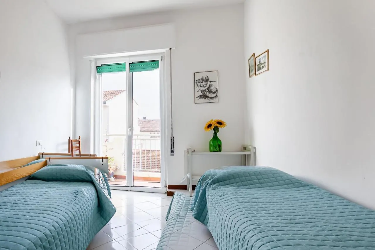 Viareggio Roomy Apartment With Balconies