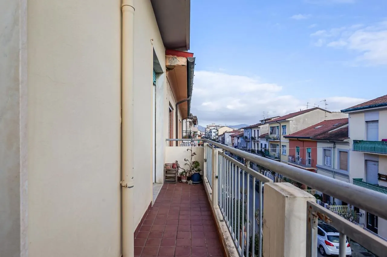 Viareggio Roomy Apartment With Balconies