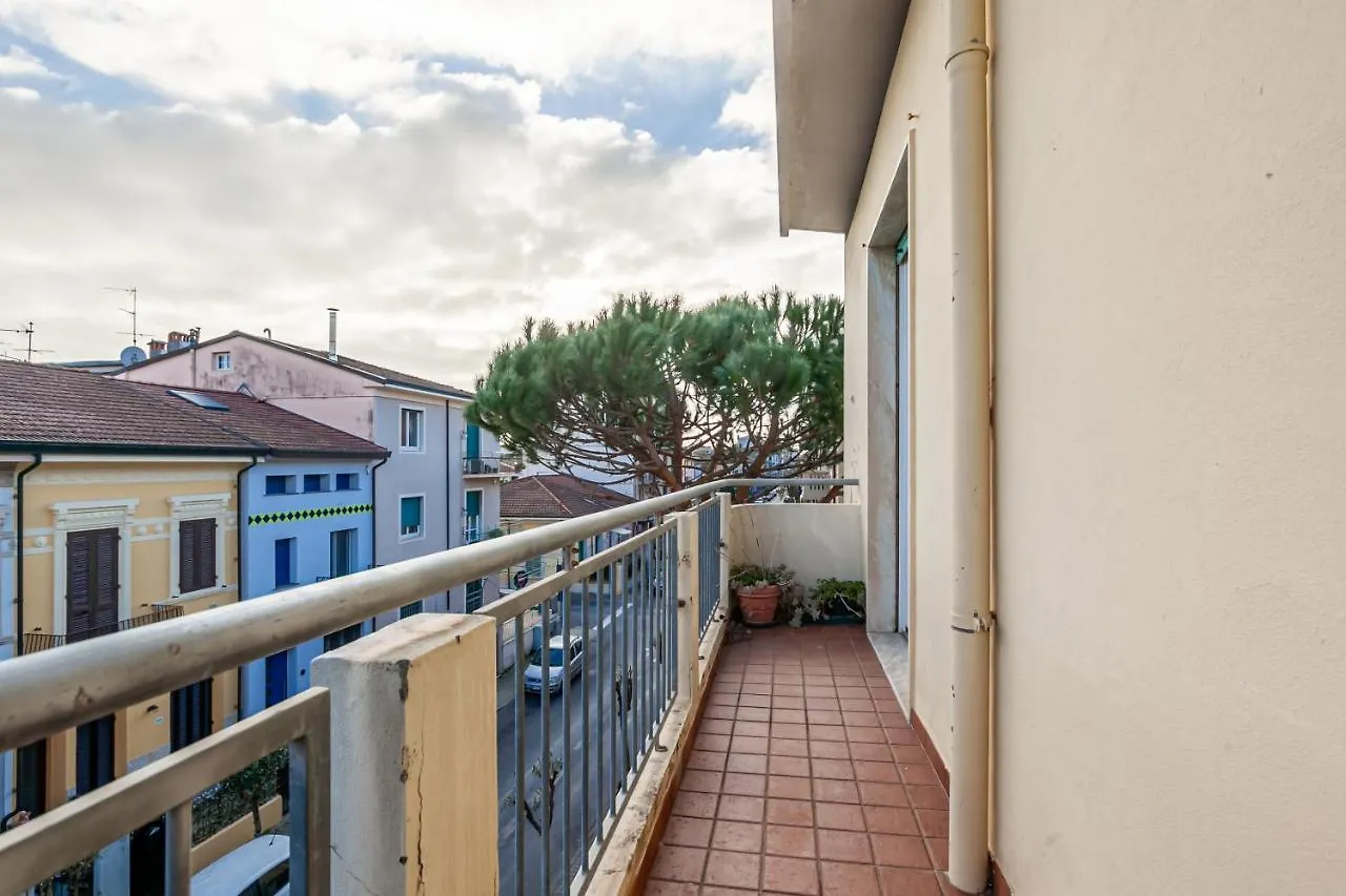 Viareggio Roomy Apartment With Balconies